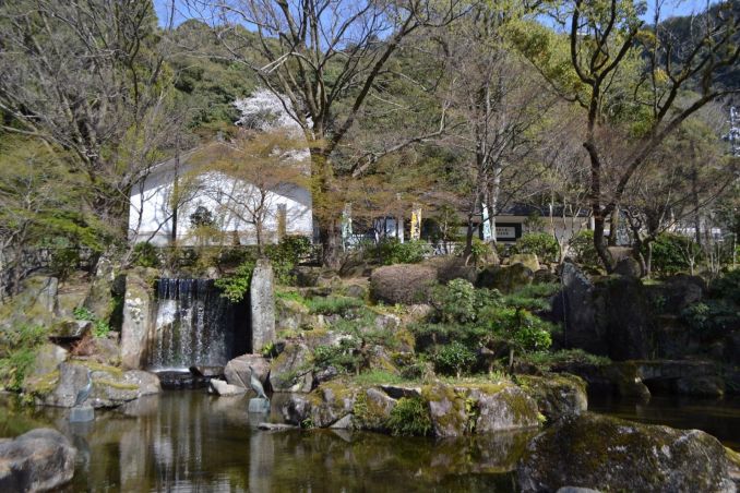Vanduo, akmenys, augalai - kurie yra tarsi gamtos mini kopijos - tai japoniškų sodų atributai.