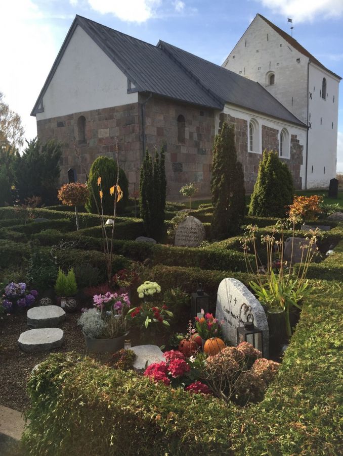 Daugelis kapinaičių įkurdintos šalia vietinių bažnyčių. Ryškesni augalais ir net Halwoween‘o moliūgai puošia tik vaikų ir jaunimo kapus.