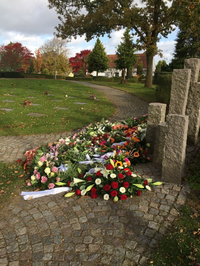 Ryškesnes gėles galima pamatyti tik prie neseniai palaidoto arba mirimo metines mininčio kapo.