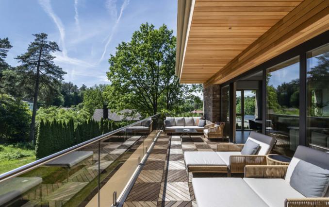 115 m² buto interjeras: terasa su pasakišku vaizdu į pušyną
