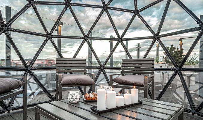 Laisvalaikis ant daugiabučių stogo