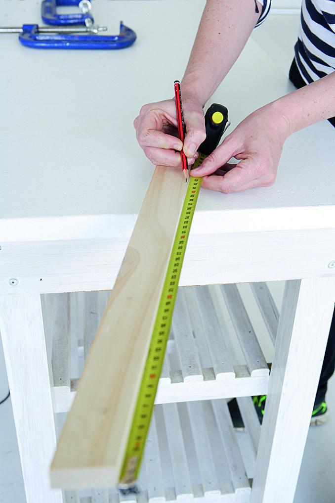 Trumpesnėje tašelio pusėje pažymėkite 42 cm, 72 cm, 102 cm ir 132 cm. Tą patį padarykite kitame tašelyje